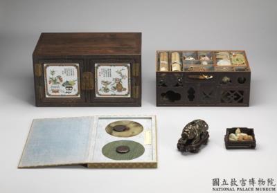 图片[2]-Sandlewood cabinet with porcelain panels of antiquities, Qing dynasty, Qianlong reign (1736-1795)-China Archive